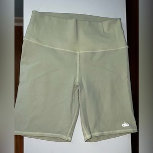 ALO 7” High Waisted Biker Shorts - Size M